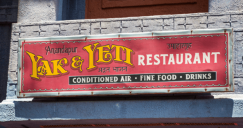 Letrero del restaurante Yak & Yeti