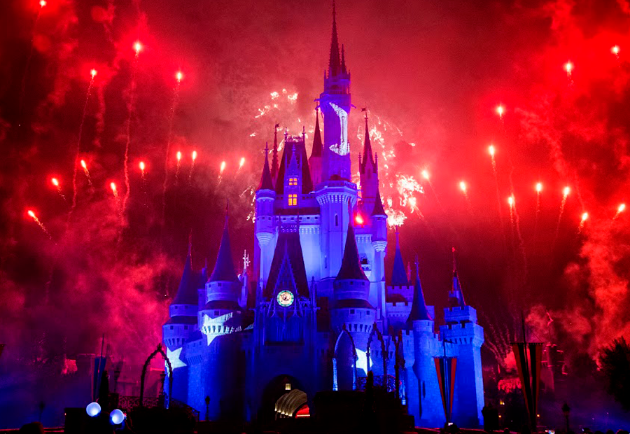 Castillo de Magic Kingdom con fuegos artificiales