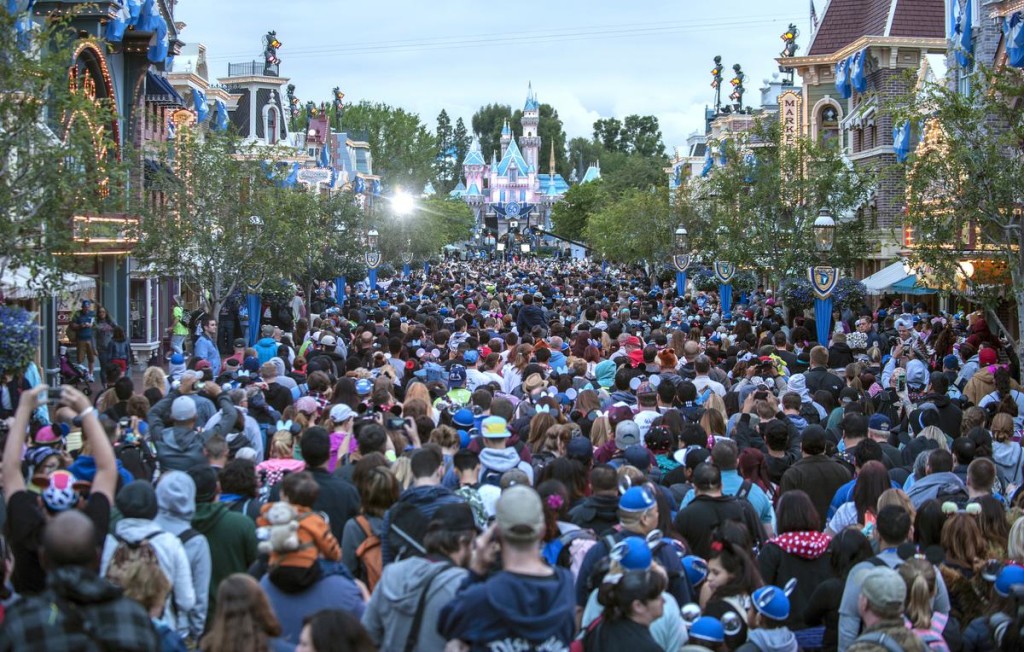 Aglomeraciones en Disneyland. Imagen cortesía de OCregister.com