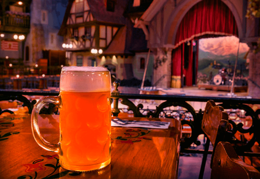 Típica jarra de cerveza alemana en Biergaten Restaurant de Epcot. 