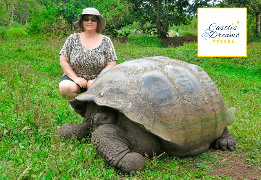 Kirsten Cuillard posando con una tortuga gigante en las Islas Galápagos.