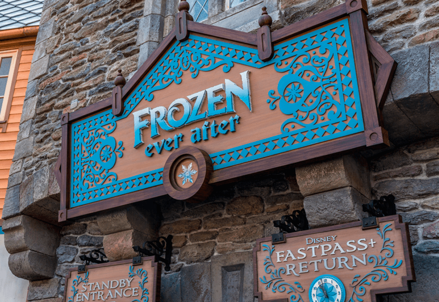 Cartel de Frozen Ever After en la entrada de la atracción.