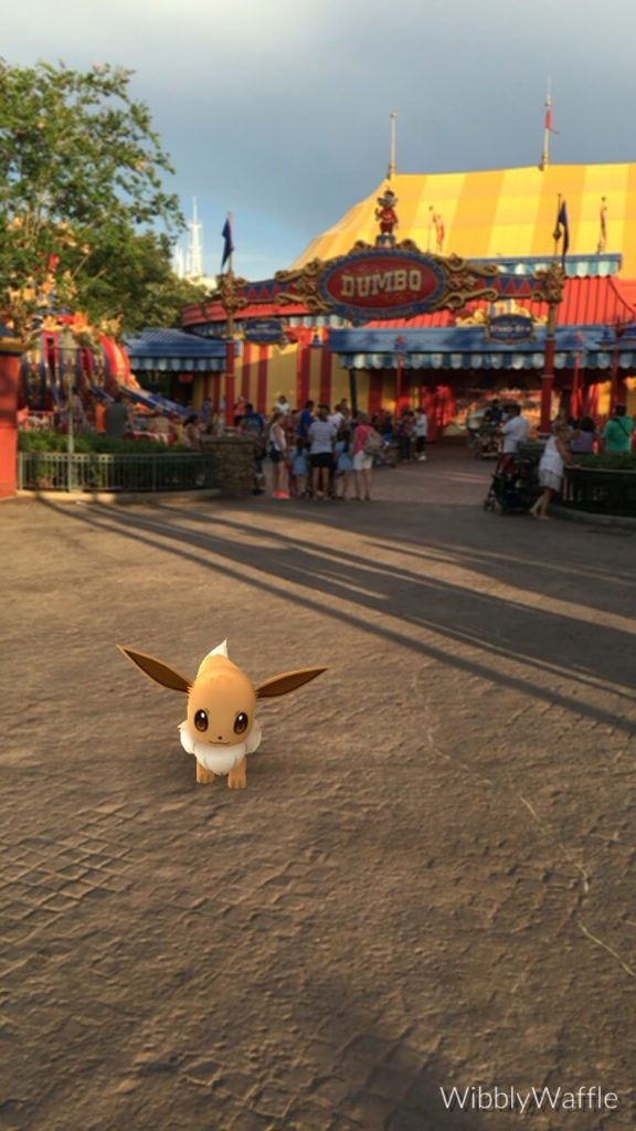 Eevee cerca de Storybook Circus en Magic Kingdom.