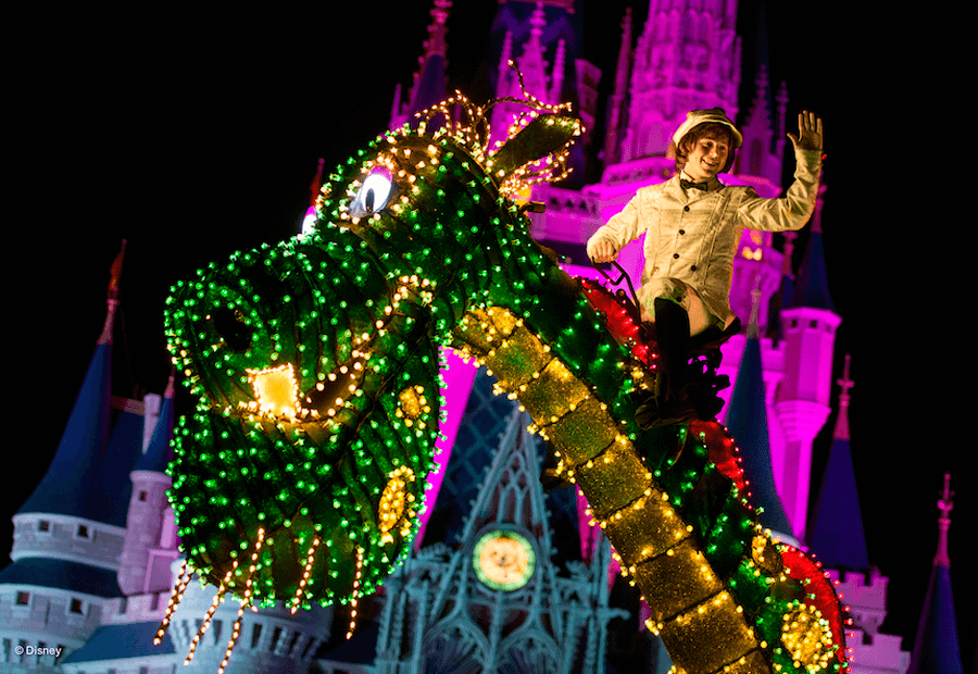 Pedro_y_Elliott_el_Dragon-DisneyAdictos Pedro y Elliott el dragón en el desfile Main Street Electrical Parade