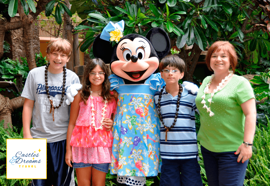 La fundadora de Castles & Dreams Travel junto su familia y Minnie en Aulani Disney Resort