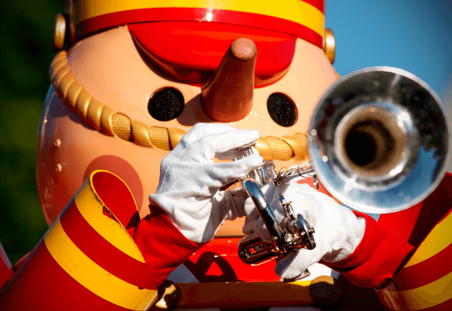 Primer plano de un soldado de juguetes en una parada navideña de Disney World.