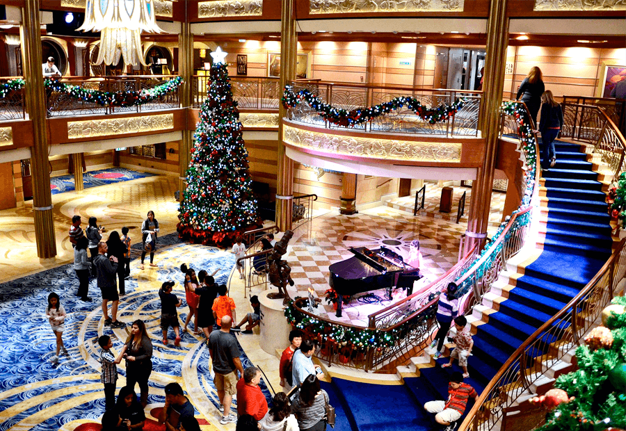 Lobby al más puro estilo navideño en los cruceros Disney.