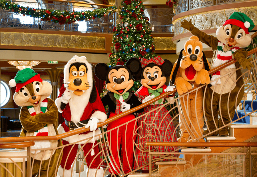 Los personajes Disney en Navidad se visten para la ocasión.