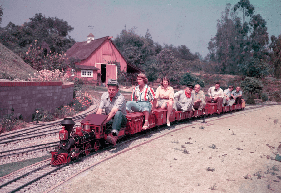 Walt Disney disfrutando de sus trenes en Carolwood