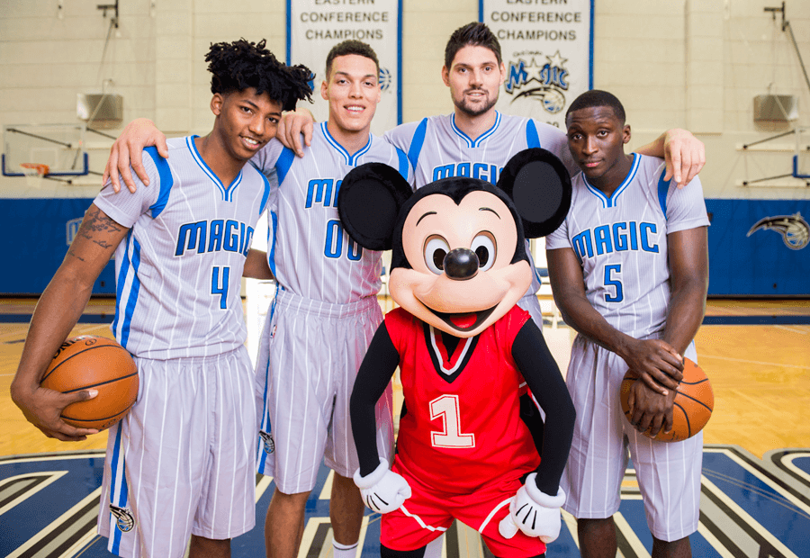 Mickey Mouse posando con los Orlando Magic.