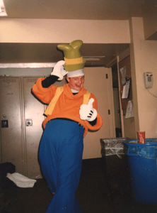 Goofy tomando un descanso en los utilidors de Magic Kingdom.