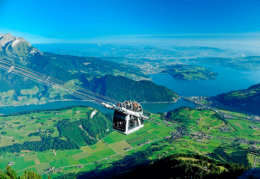 El primer teleférico descapotable del mundo esta en Suiza.