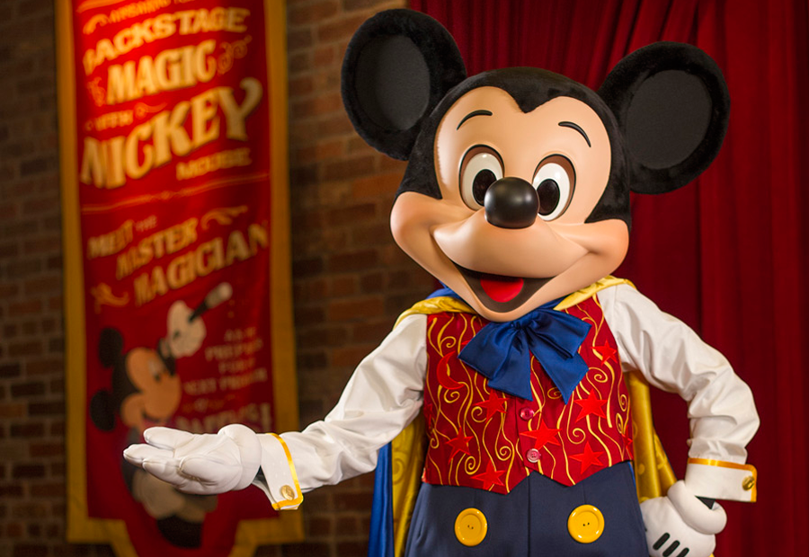 Mickey Mouse nos espera de mago en Magic Kingdom.
