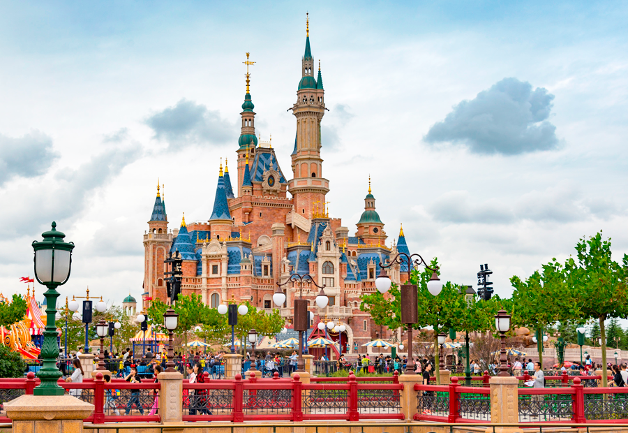 El enorme castillo de Shanghai Disneyland