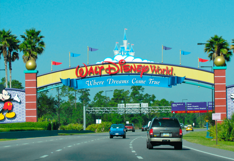 Cartel entrada propiedad Disney World por carretera.