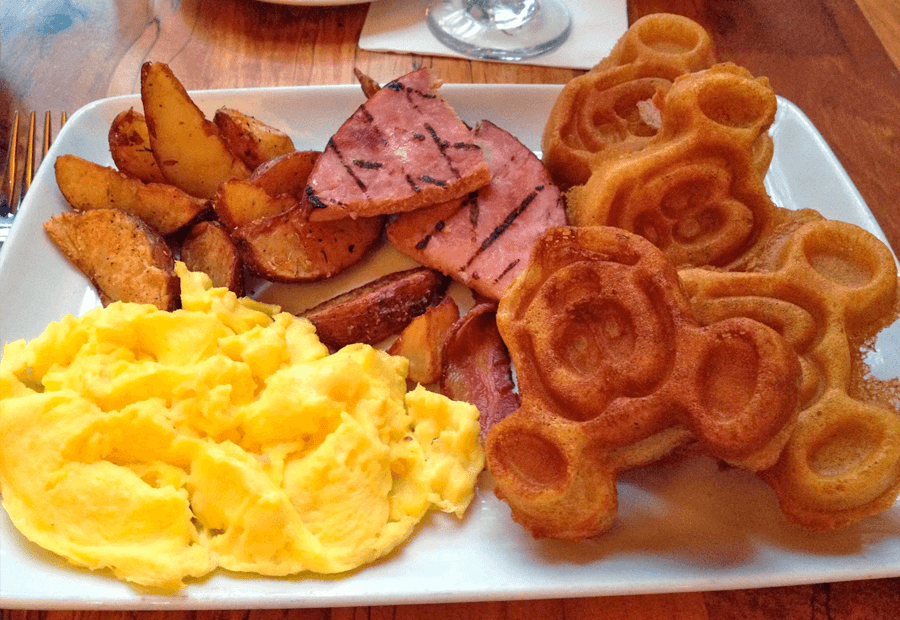 Un desayuno al estilo Disney con Mickey Waffles en Walt Disney World.