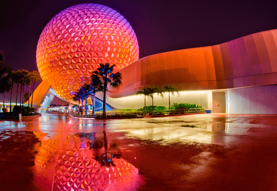 Spaceship Earth el icono de Epcot de noche.