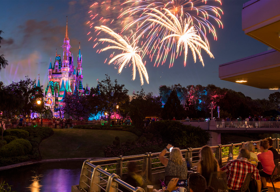 Fuegos Artificiales de Magic Kingdom desde el Restaurante Tomorrow Terrace