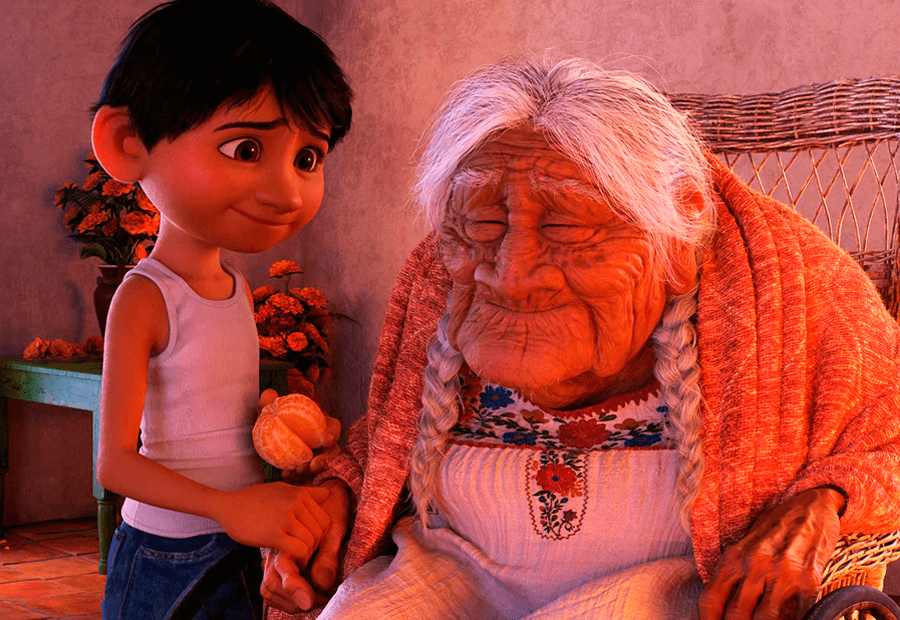 Miguel junto a mama Coco