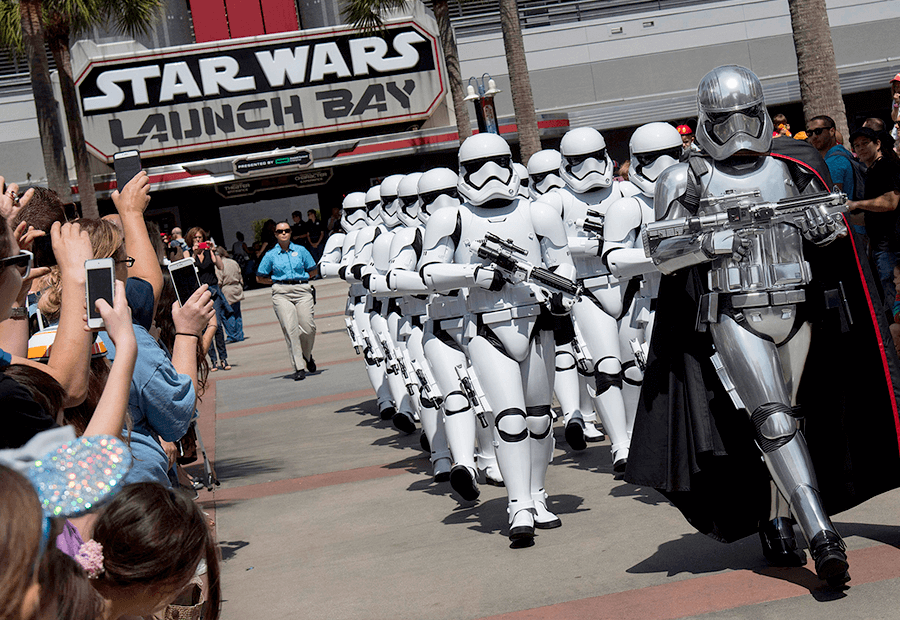 La capitán Phasma lidera desfile de Stormtroopers en Disney World