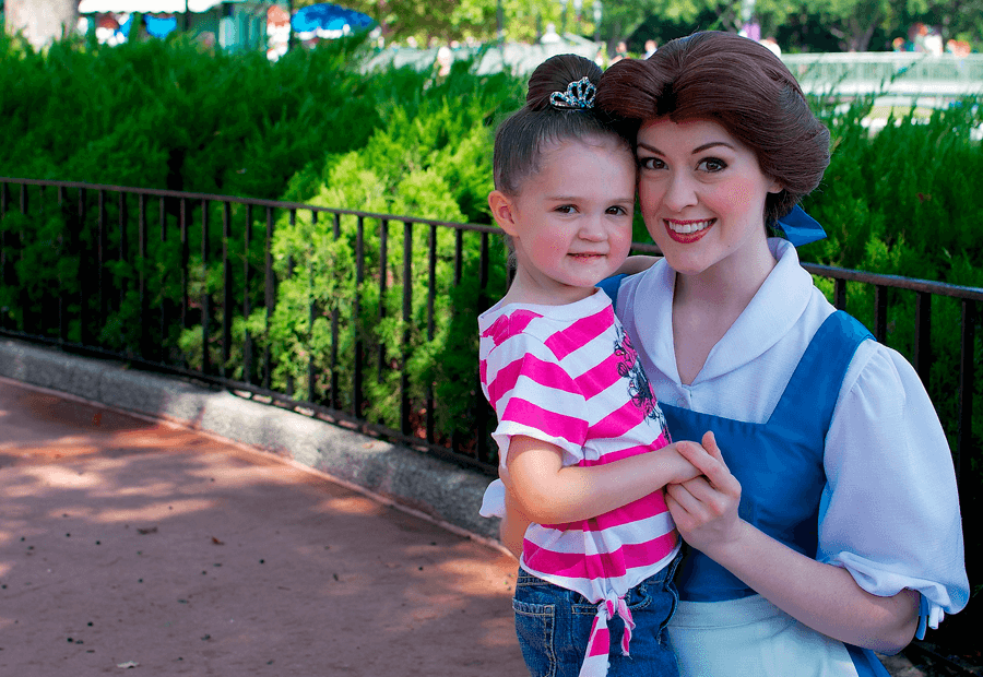 Bella en el Pabellón de Francia en Epcot