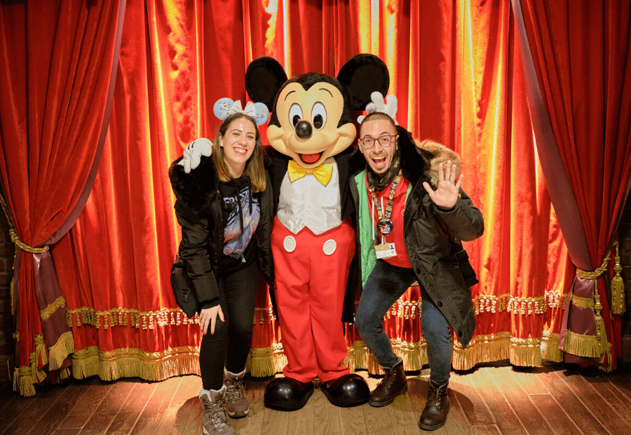 Piedad Crespín y Diego Martin del Secreto de Pi con Mickey Mouse