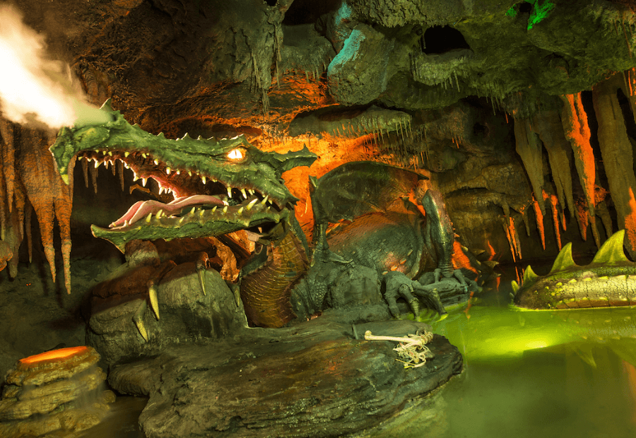 Guarida del dragón bajo castillo Disneyland Paris