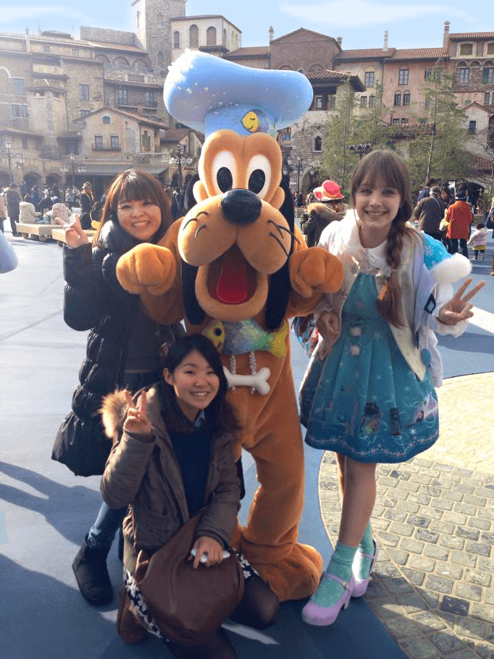 Abi de Colores de Japón en DisneySea con sus amigas.